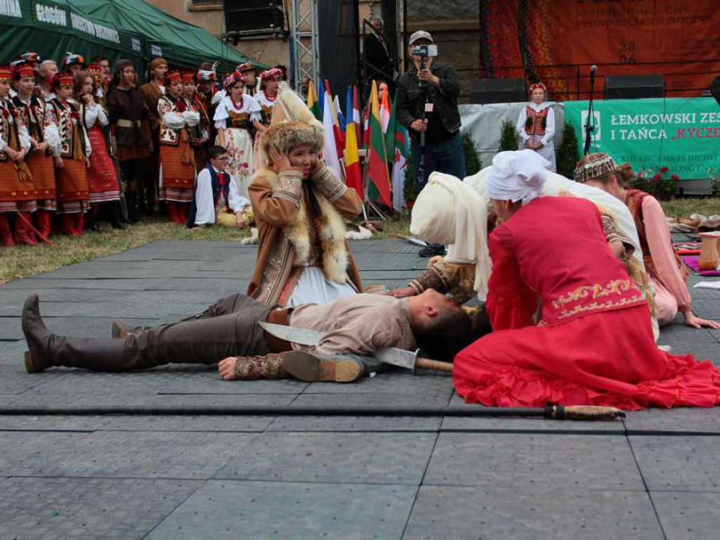 Kolorowa, folklorystyczna niedziela przy pałacu - spotkanie kultur w Jerzmanowej