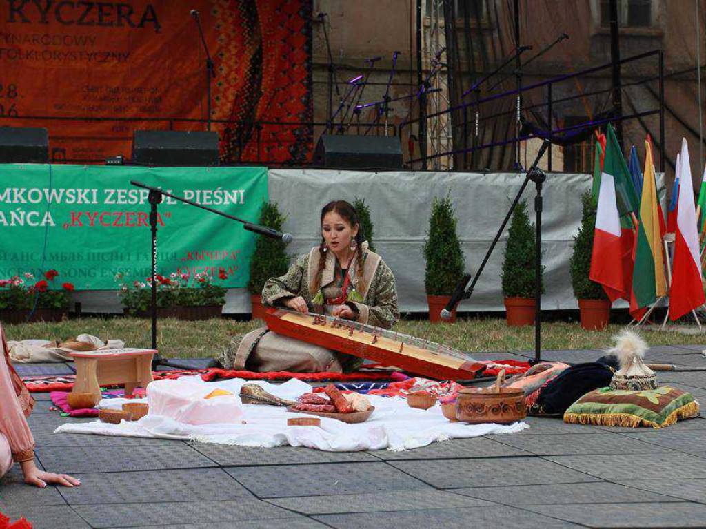 Kolorowa, folklorystyczna niedziela przy pałacu - spotkanie kultur w Jerzmanowej