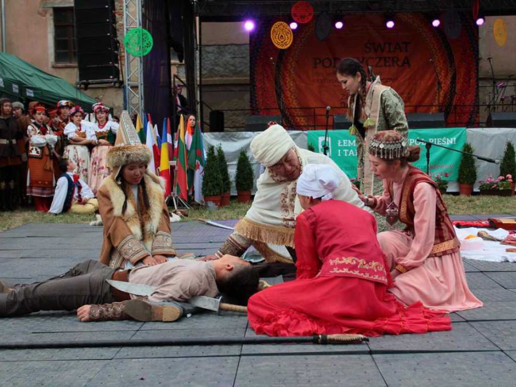 Kolorowa, folklorystyczna niedziela przy pałacu - spotkanie kultur w Jerzmanowej