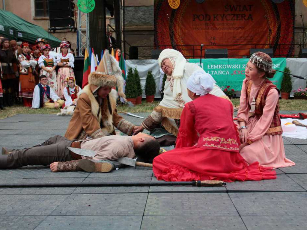 Kolorowa, folklorystyczna niedziela przy pałacu - spotkanie kultur w Jerzmanowej
