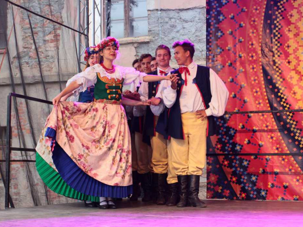 Kolorowa, folklorystyczna niedziela przy pałacu - spotkanie kultur w Jerzmanowej