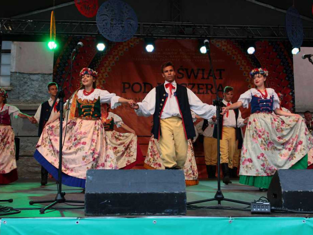 Kolorowa, folklorystyczna niedziela przy pałacu - spotkanie kultur w Jerzmanowej