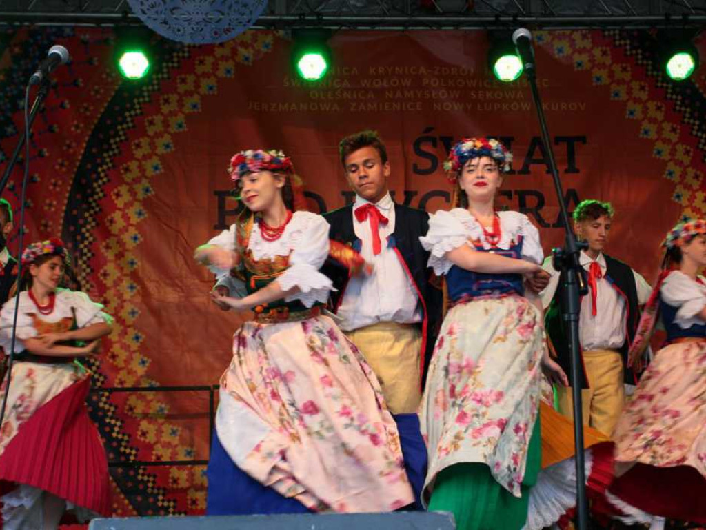 Kolorowa, folklorystyczna niedziela przy pałacu - spotkanie kultur w Jerzmanowej