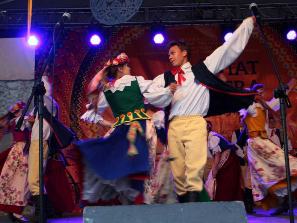 Kolorowa, folklorystyczna niedziela przy pałacu - spotkanie kultur w Jerzmanowej