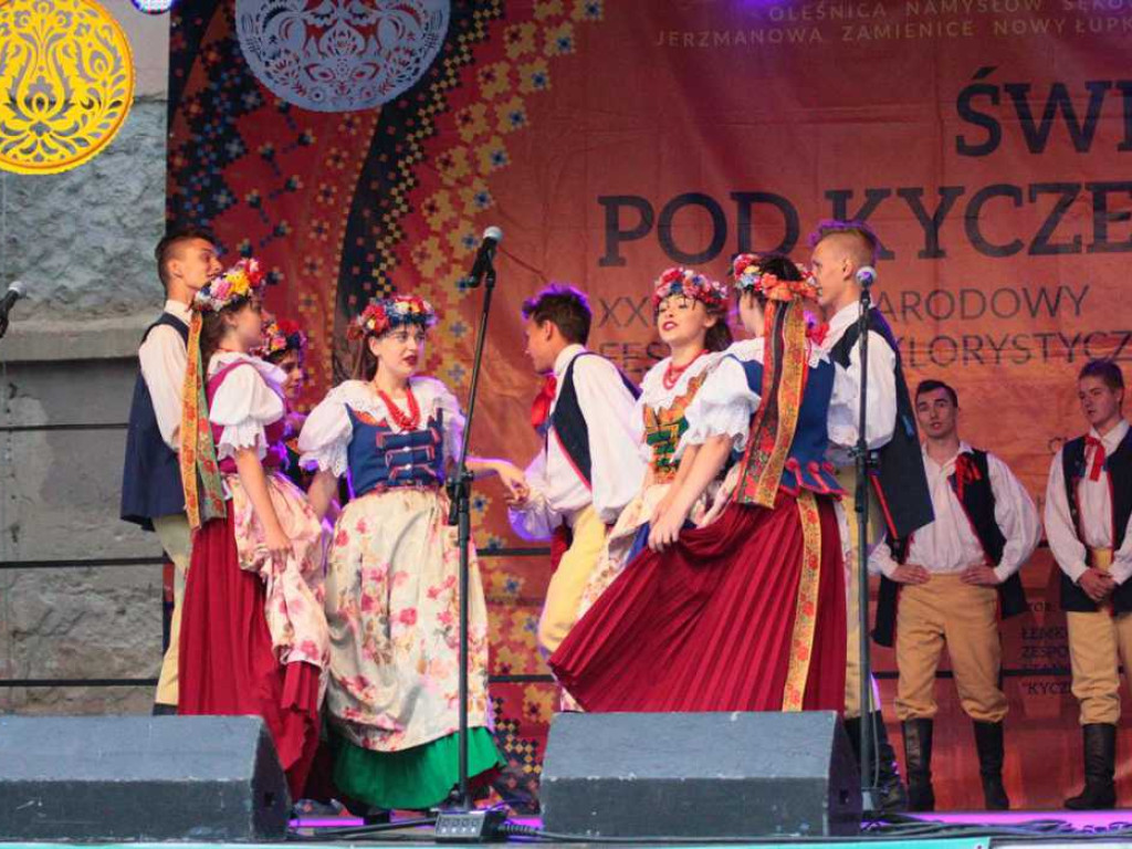 Kolorowa, folklorystyczna niedziela przy pałacu - spotkanie kultur w Jerzmanowej