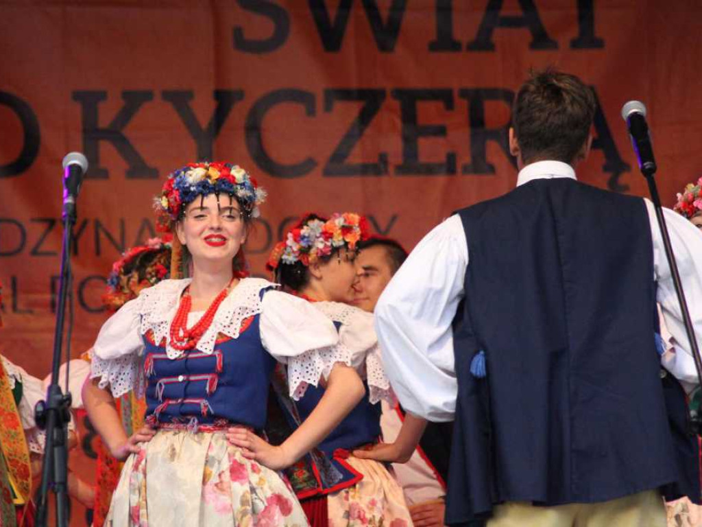 Kolorowa, folklorystyczna niedziela przy pałacu - spotkanie kultur w Jerzmanowej