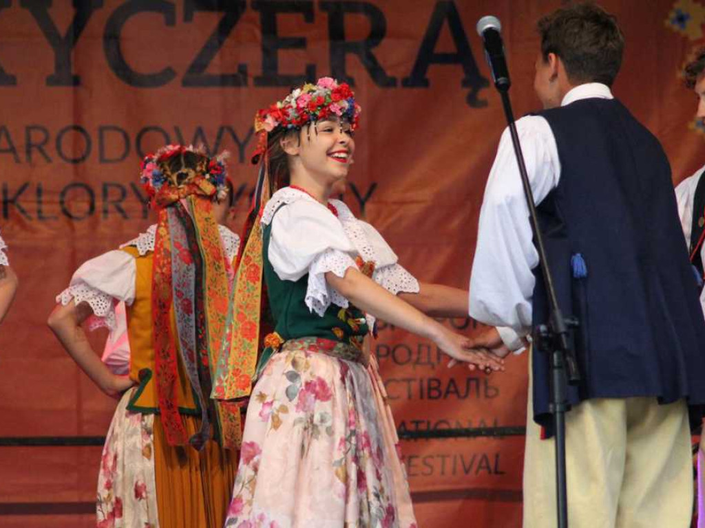 Kolorowa, folklorystyczna niedziela przy pałacu - spotkanie kultur w Jerzmanowej