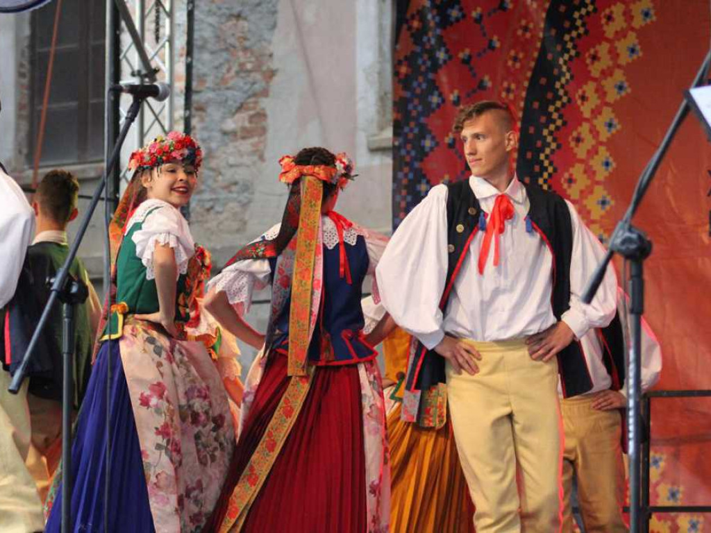 Kolorowa, folklorystyczna niedziela przy pałacu - spotkanie kultur w Jerzmanowej