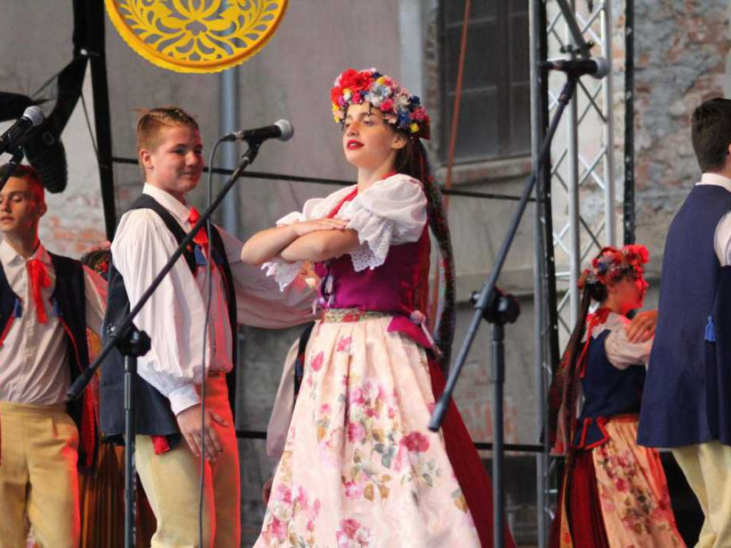 Kolorowa, folklorystyczna niedziela przy pałacu - spotkanie kultur w Jerzmanowej