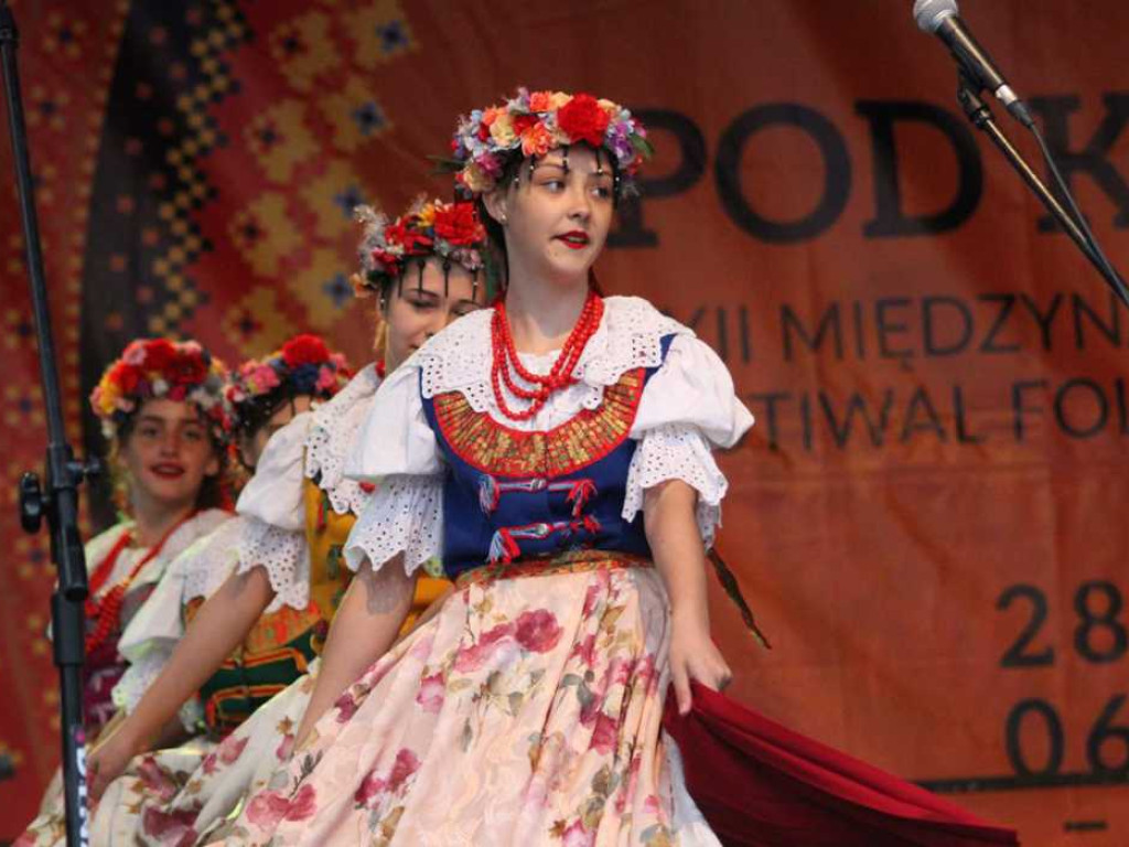Kolorowa, folklorystyczna niedziela przy pałacu - spotkanie kultur w Jerzmanowej