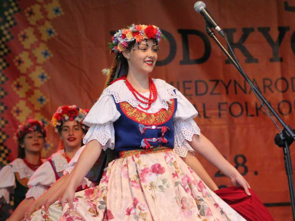 Kolorowa, folklorystyczna niedziela przy pałacu - spotkanie kultur w Jerzmanowej