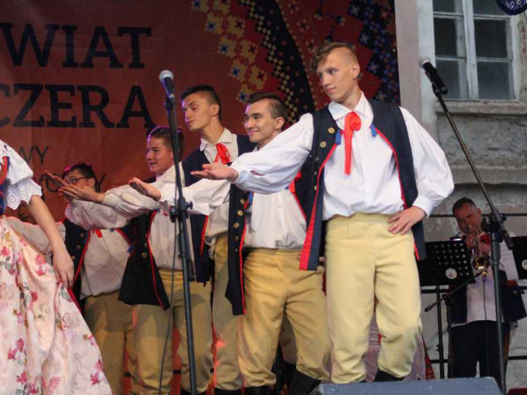 Kolorowa, folklorystyczna niedziela przy pałacu - spotkanie kultur w Jerzmanowej