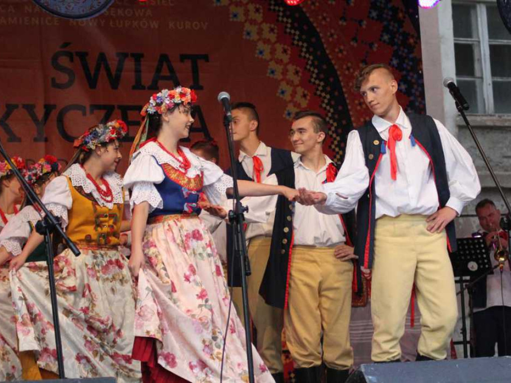 Kolorowa, folklorystyczna niedziela przy pałacu - spotkanie kultur w Jerzmanowej