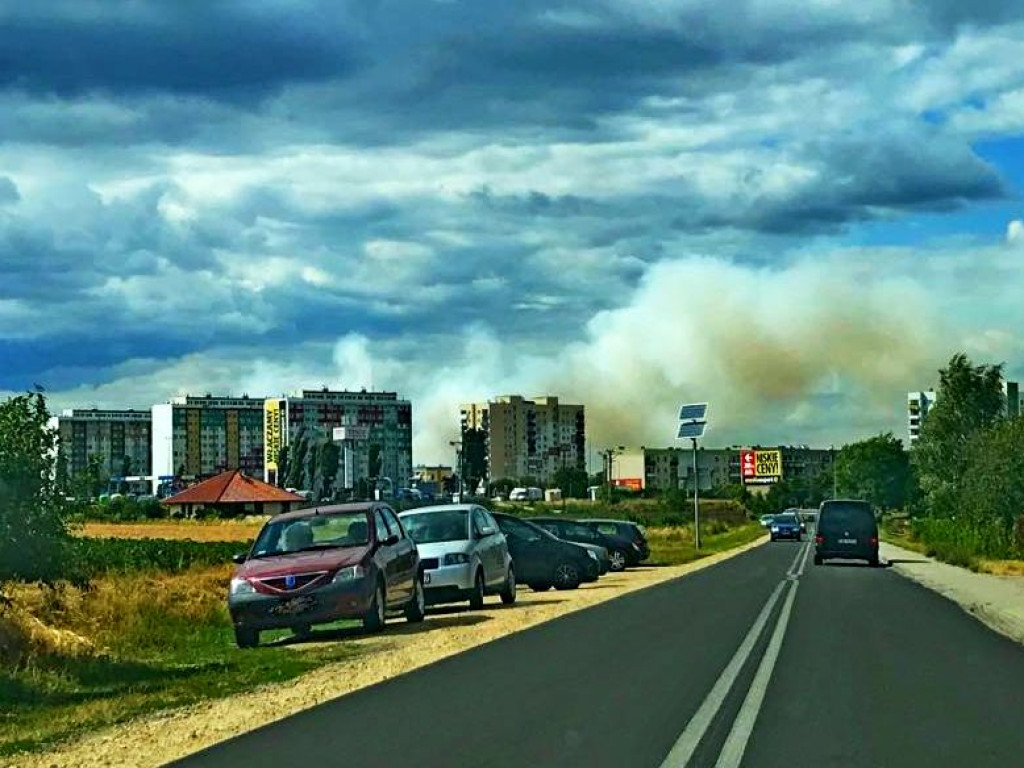 Kłęby dymu nad Kopernikiem. Pali się pole przy sklepie meblowym