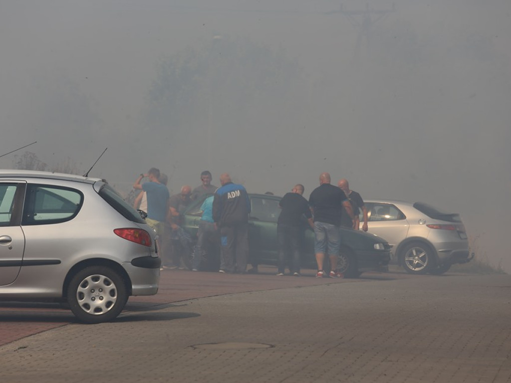 Kłęby dymu nad Kopernikiem. Pali się pole przy sklepie meblowym