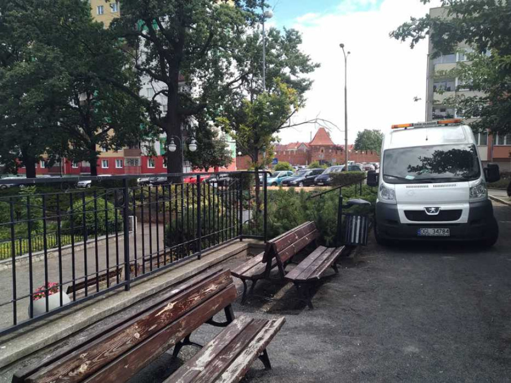 Sprzątają brudną fontannę na placu Jana z Głogowa. W tej sprawie interweniowali mieszkańcy