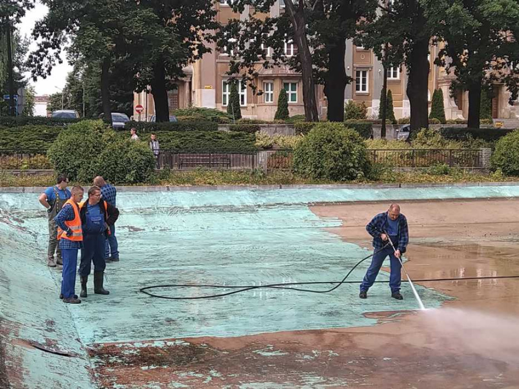 Sprzątają brudną fontannę na placu Jana z Głogowa. W tej sprawie interweniowali mieszkańcy