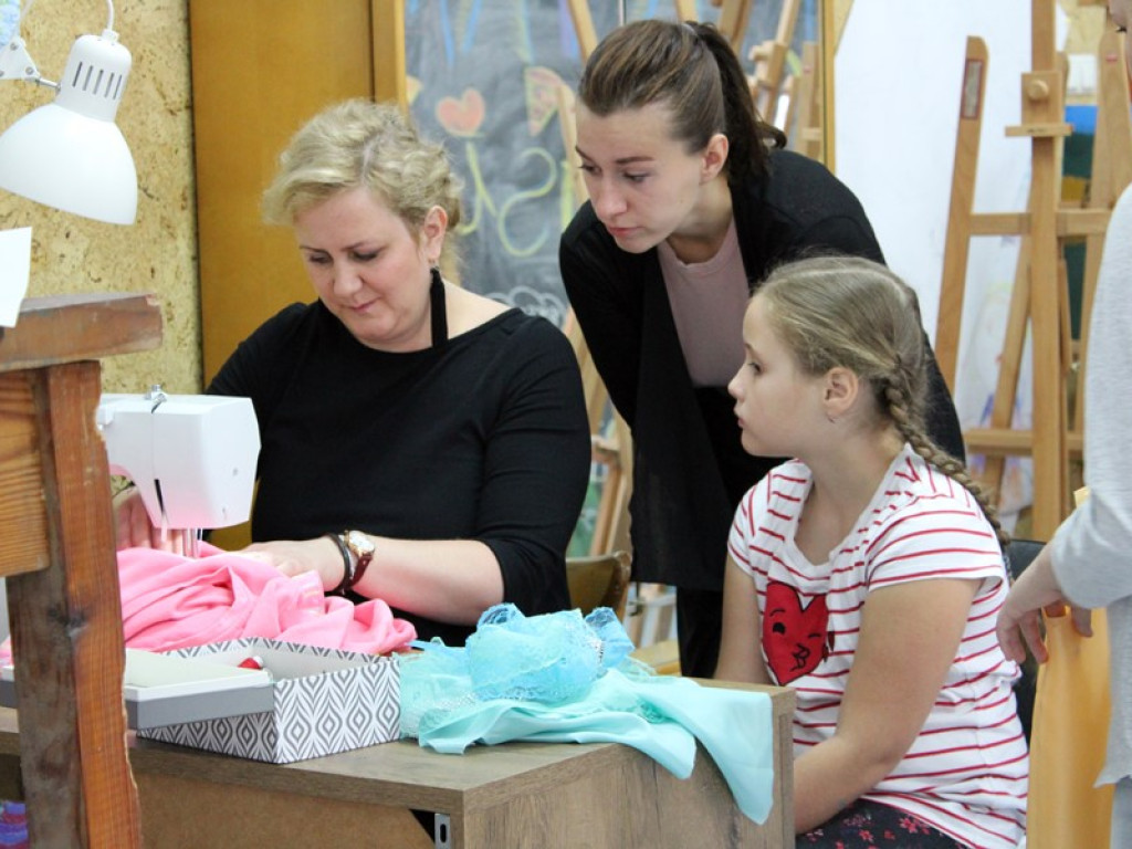 Dzieci szykują pokaz mody. Kreacje już gotowe, będzie wybieg na czerwonym dywanie