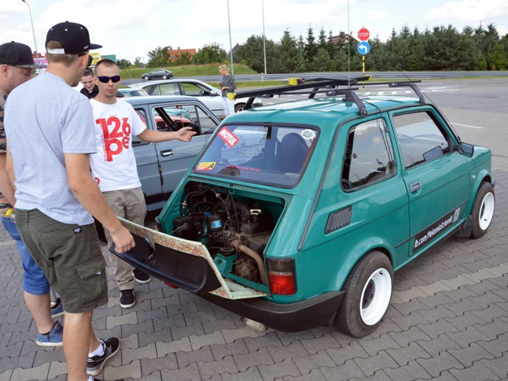 Panny oglądają się za nim częściej niż za czarnym porsche. Na ulicy moda na malucha