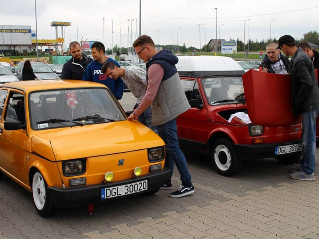 Panny oglądają się za nim częściej niż za czarnym porsche. Na ulicy moda na malucha