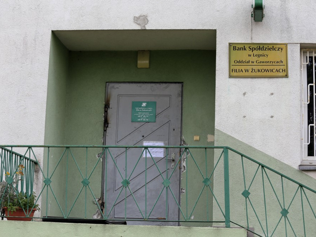 Duże zniszczenia po napadzie na bank w Żukowicach. Ludzie nadal są w szoku