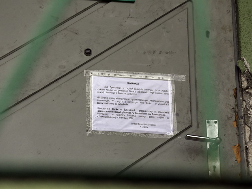 Duże zniszczenia po napadzie na bank w Żukowicach. Ludzie nadal są w szoku