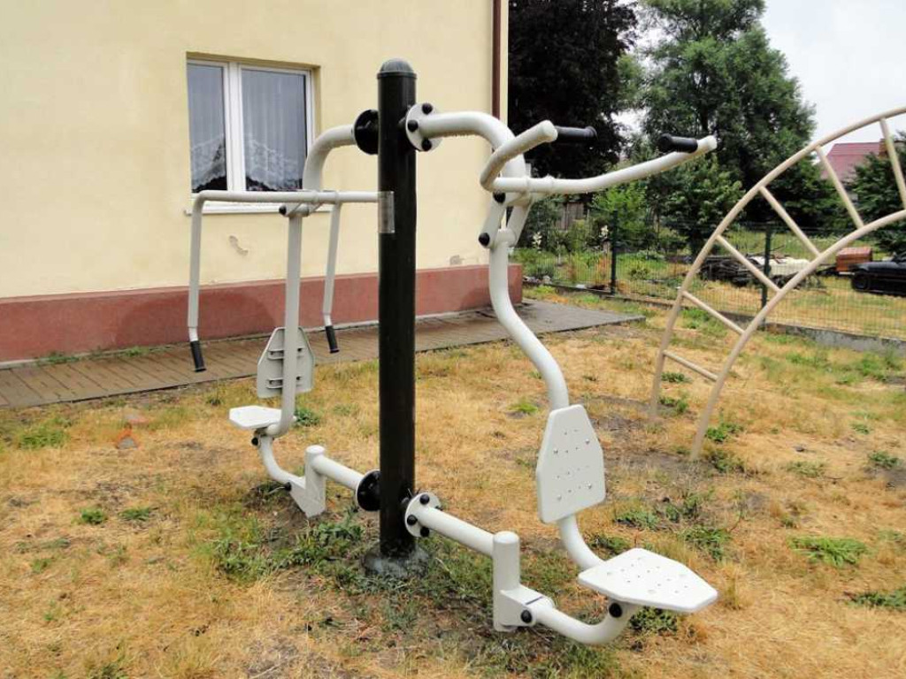 Nowa siłownia koło wiejskiej świetlicy. Chętnych do wysiłku nie brakuje