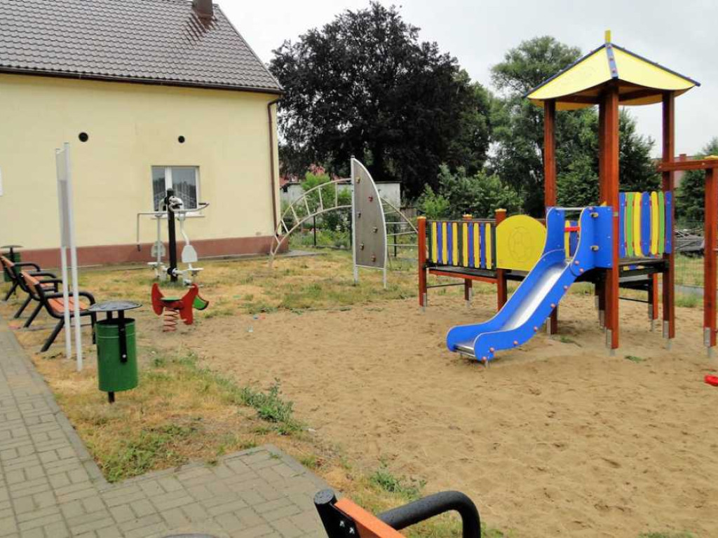Nowa siłownia koło wiejskiej świetlicy. Chętnych do wysiłku nie brakuje