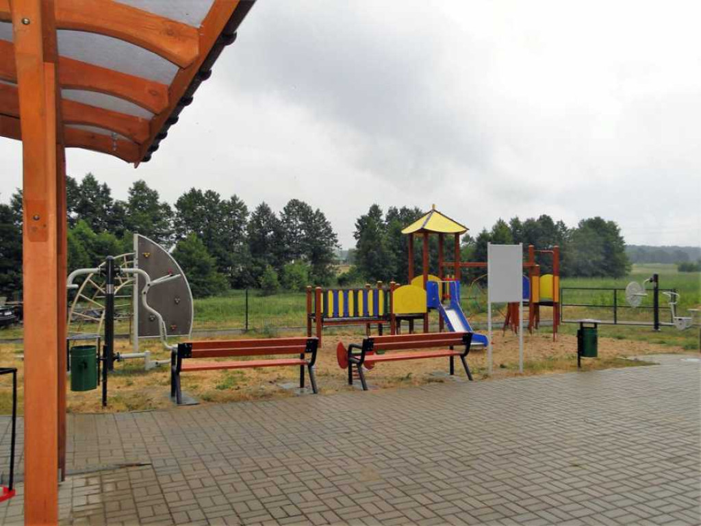 Nowa siłownia koło wiejskiej świetlicy. Chętnych do wysiłku nie brakuje