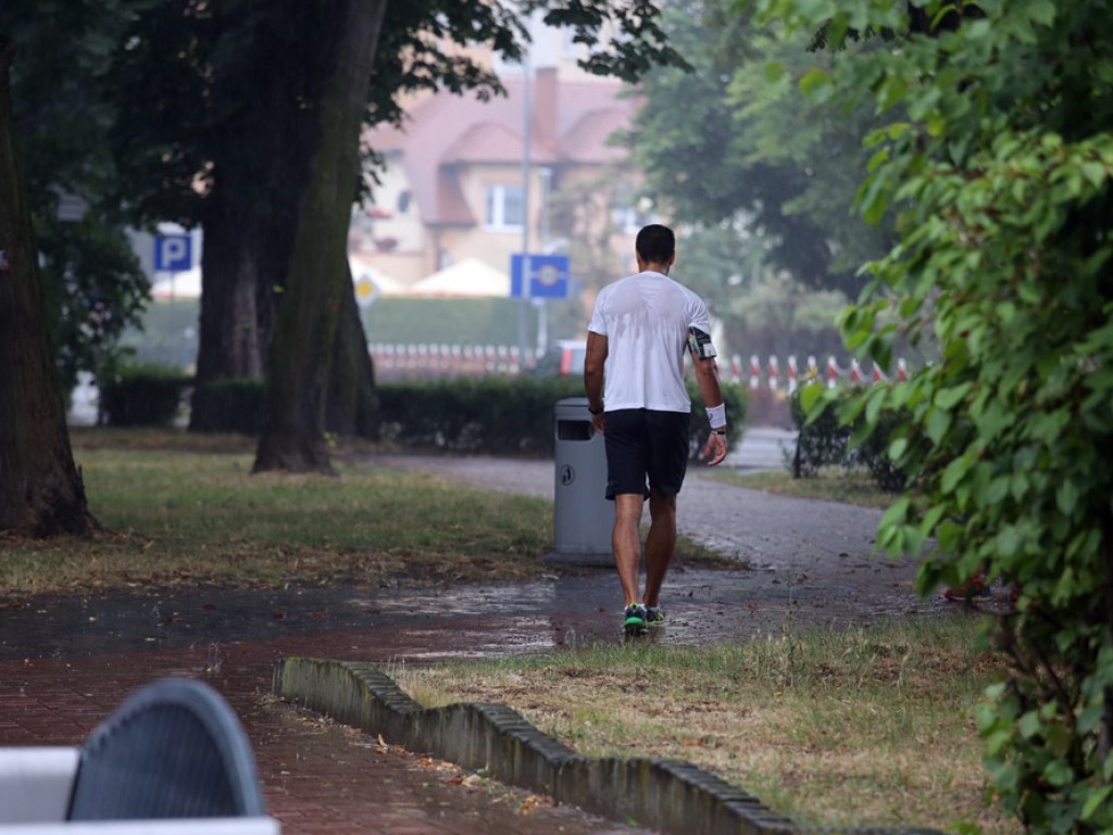 Biegli w strugach deszczu, ale pogoda wcale im nie przeszkadzała