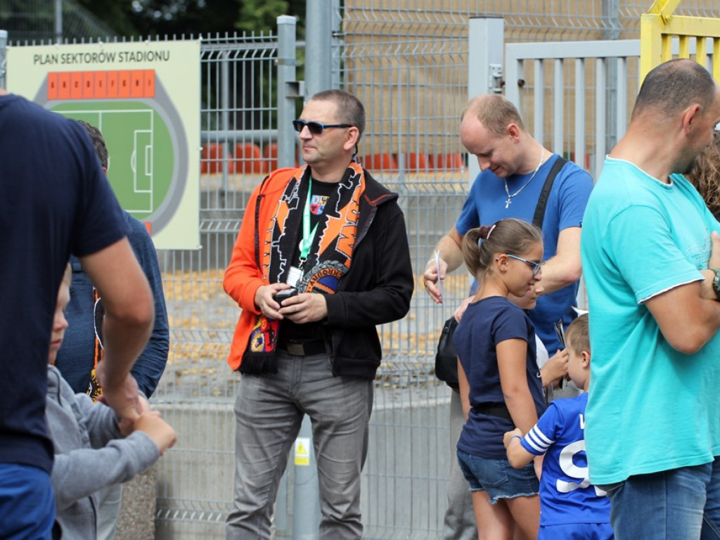 Spotkali się z legendami Chrobrego Głogów i zagrali mecz na stadionie