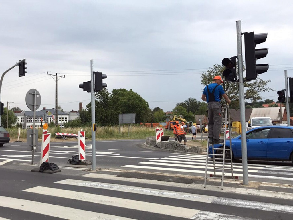 Na jerzmanówce będą światła. Prace już trwają, trzeba tam uważać