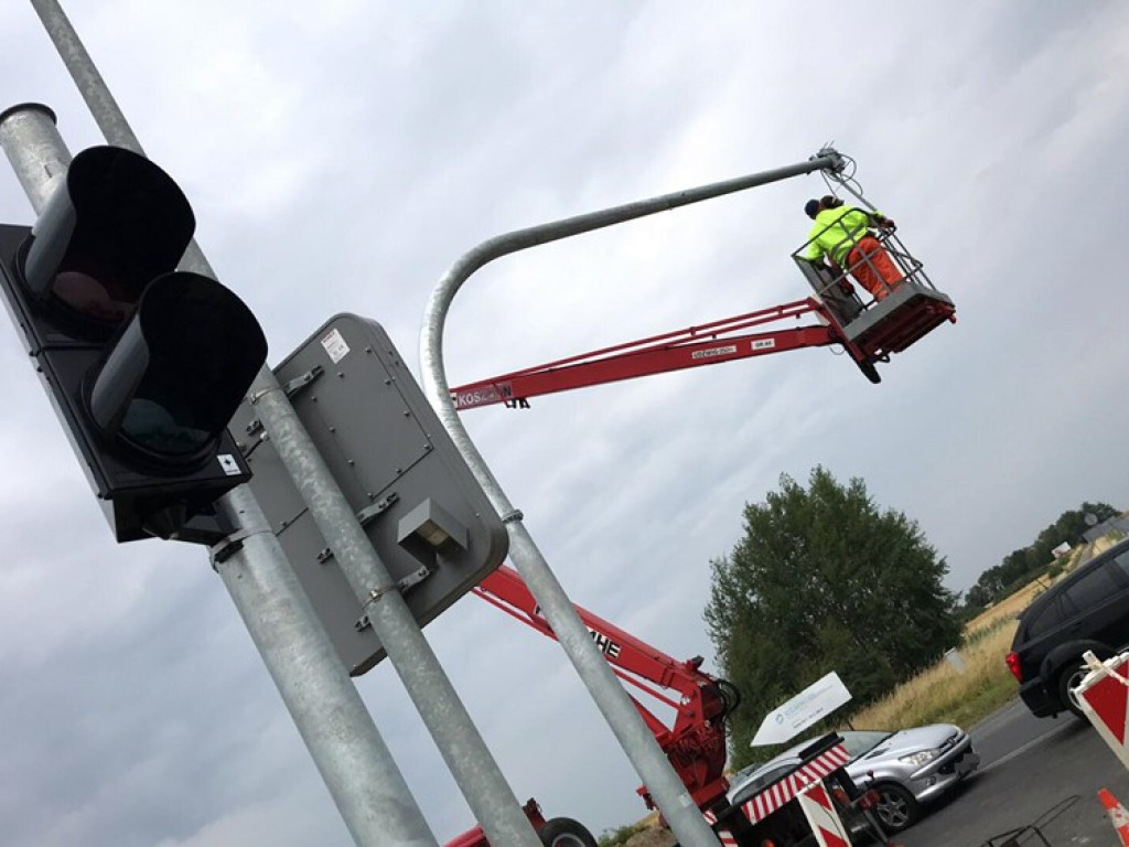 Na jerzmanówce będą światła. Prace już trwają, trzeba tam uważać