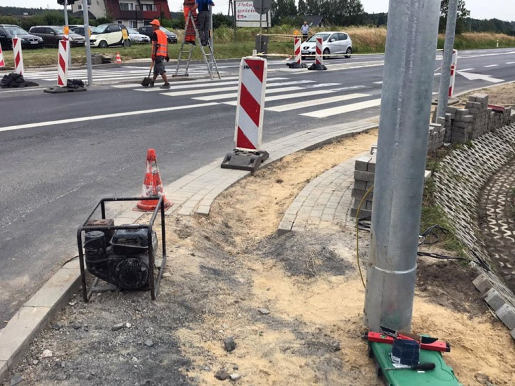 Na jerzmanówce będą światła. Prace już trwają, trzeba tam uważać