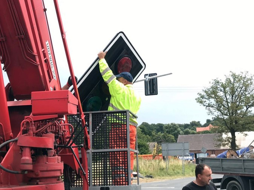 Na jerzmanówce będą światła. Prace już trwają, trzeba tam uważać