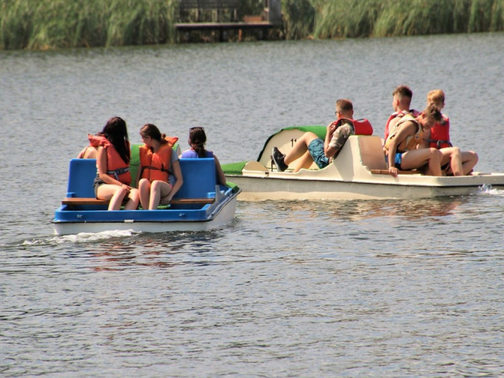 Relaks nad Jeziorem Sławskim. Na plaży tłumy, kolejki po gofry długie