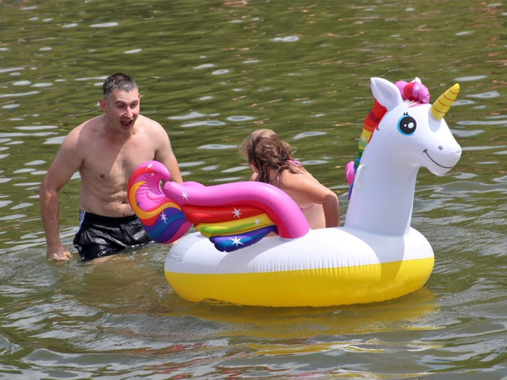 Relaks nad Jeziorem Sławskim. Na plaży tłumy, kolejki po gofry długie