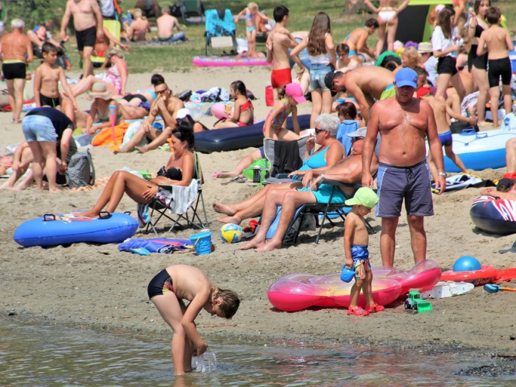 Relaks nad Jeziorem Sławskim. Na plaży tłumy, kolejki po gofry długie