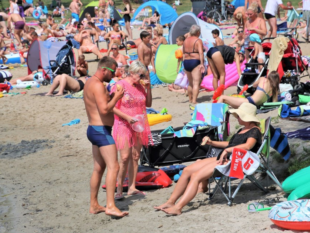 Relaks nad Jeziorem Sławskim. Na plaży tłumy, kolejki po gofry długie