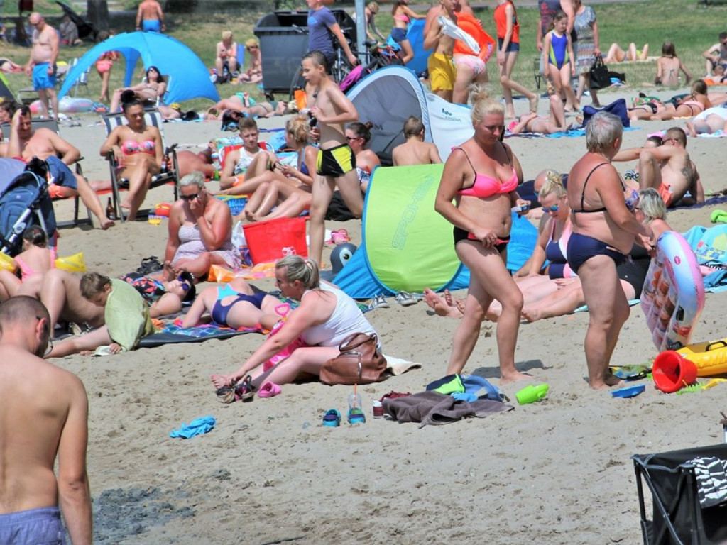 Relaks nad Jeziorem Sławskim. Na plaży tłumy, kolejki po gofry długie