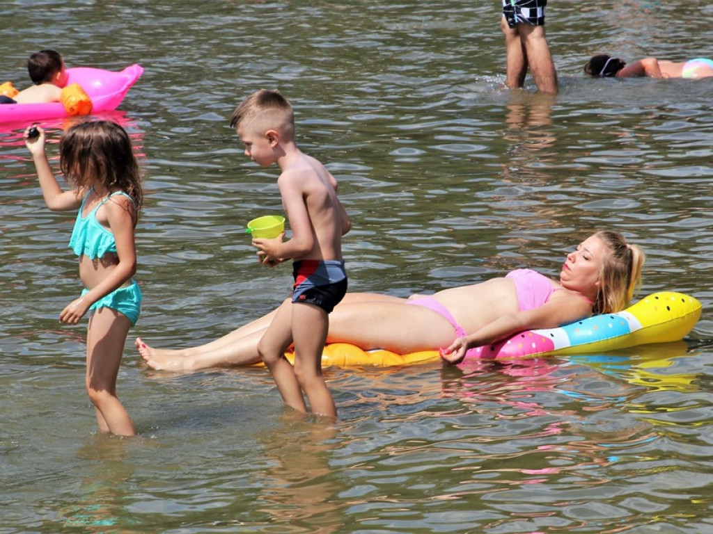 Relaks nad Jeziorem Sławskim. Na plaży tłumy, kolejki po gofry długie