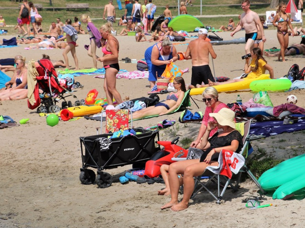 Relaks nad Jeziorem Sławskim. Na plaży tłumy, kolejki po gofry długie