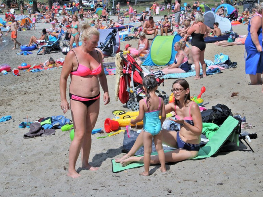 Relaks nad Jeziorem Sławskim. Na plaży tłumy, kolejki po gofry długie