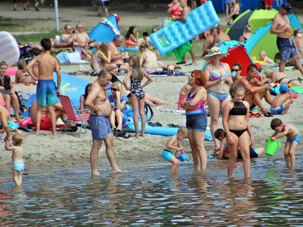 Relaks nad Jeziorem Sławskim. Na plaży tłumy, kolejki po gofry długie