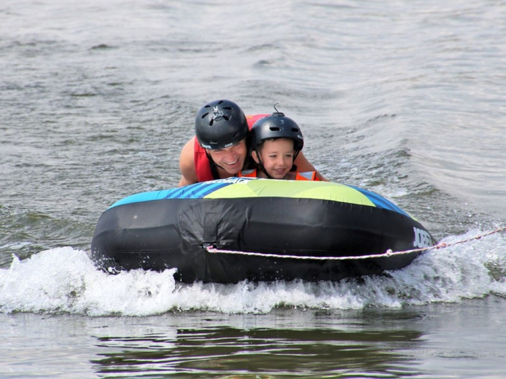 Relaks nad Jeziorem Sławskim. Na plaży tłumy, kolejki po gofry długie