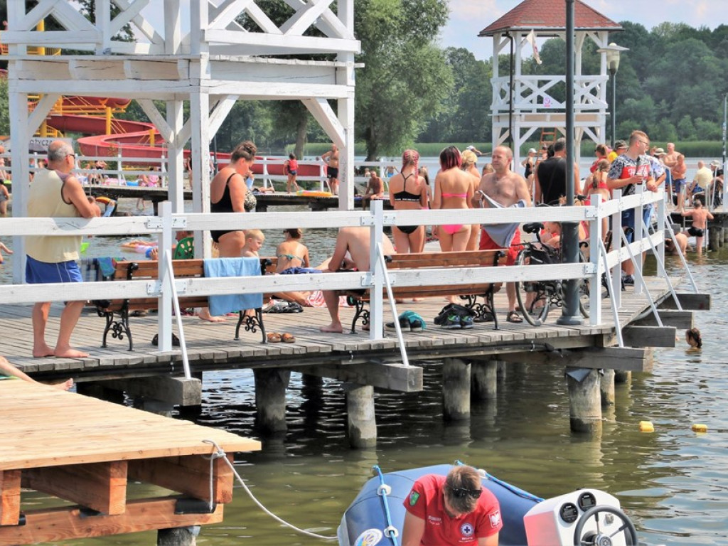 Relaks nad Jeziorem Sławskim. Na plaży tłumy, kolejki po gofry długie