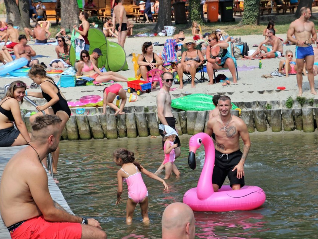 Relaks nad Jeziorem Sławskim. Na plaży tłumy, kolejki po gofry długie