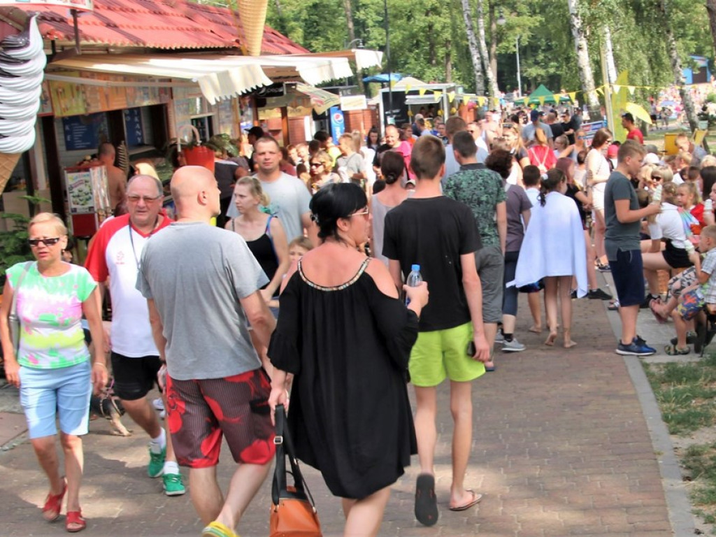 Relaks nad Jeziorem Sławskim. Na plaży tłumy, kolejki po gofry długie