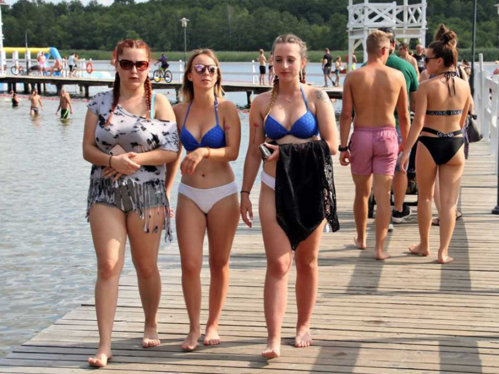 Relaks nad Jeziorem Sławskim. Na plaży tłumy, kolejki po gofry długie