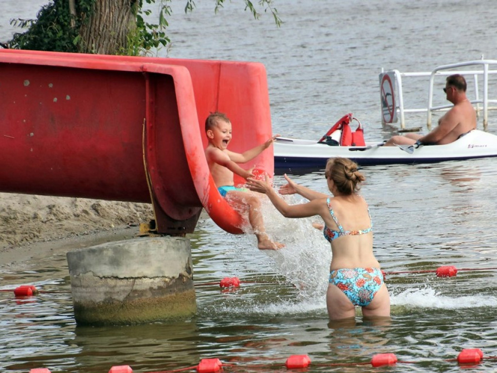 Relaks nad Jeziorem Sławskim. Na plaży tłumy, kolejki po gofry długie